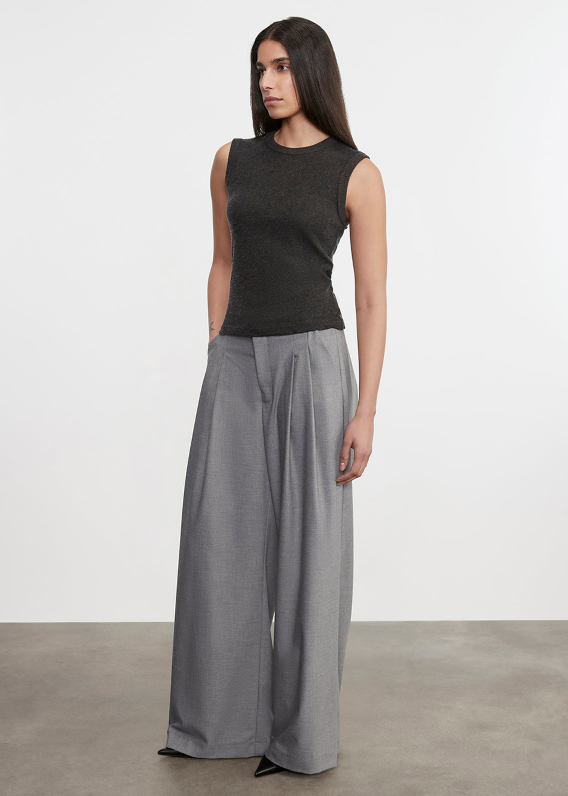 Cashmere New Classic Sleeveless Crew | Charcoal