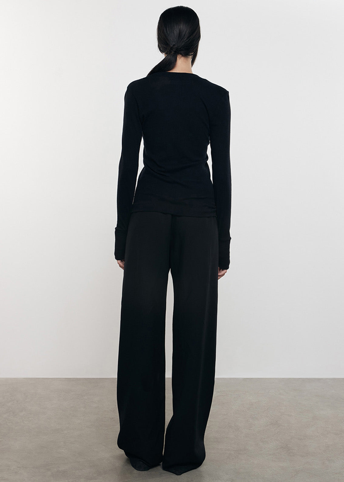 cashmere easy cuffed crew - black