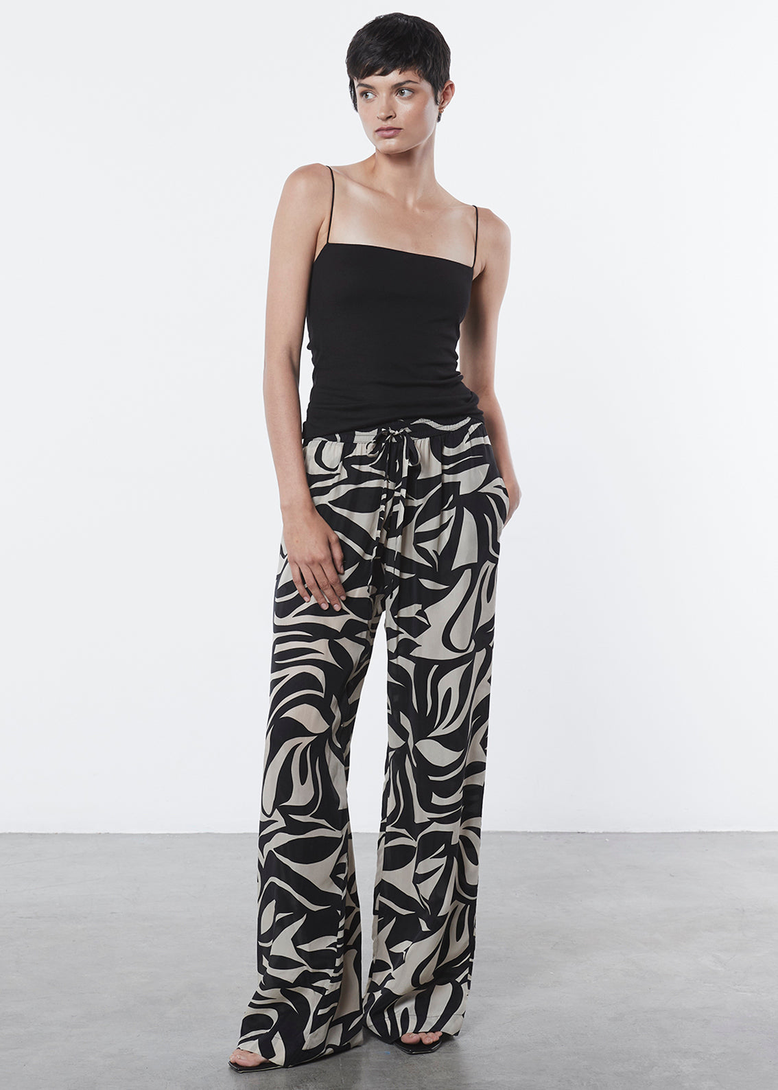 essential strappy tank - black