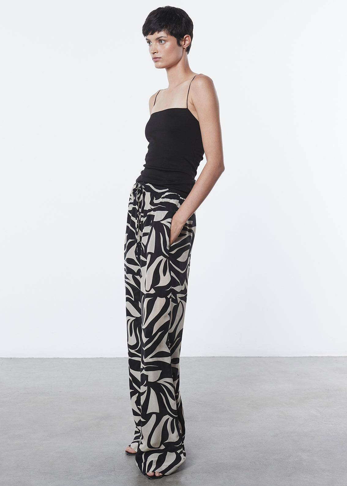 essential strappy tank - black