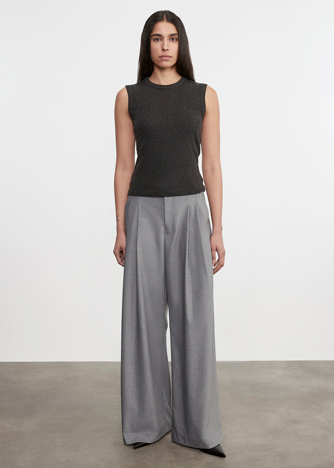 Cashmere New Classic Sleeveless Crew | Charcoal