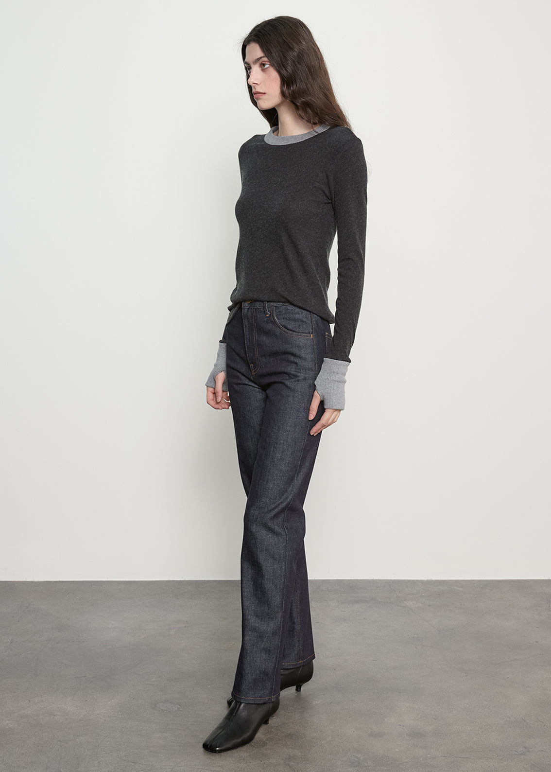 Fine Cashmere Jersey Contrast Easy Cuffed Crew | Charcoal/Smoke