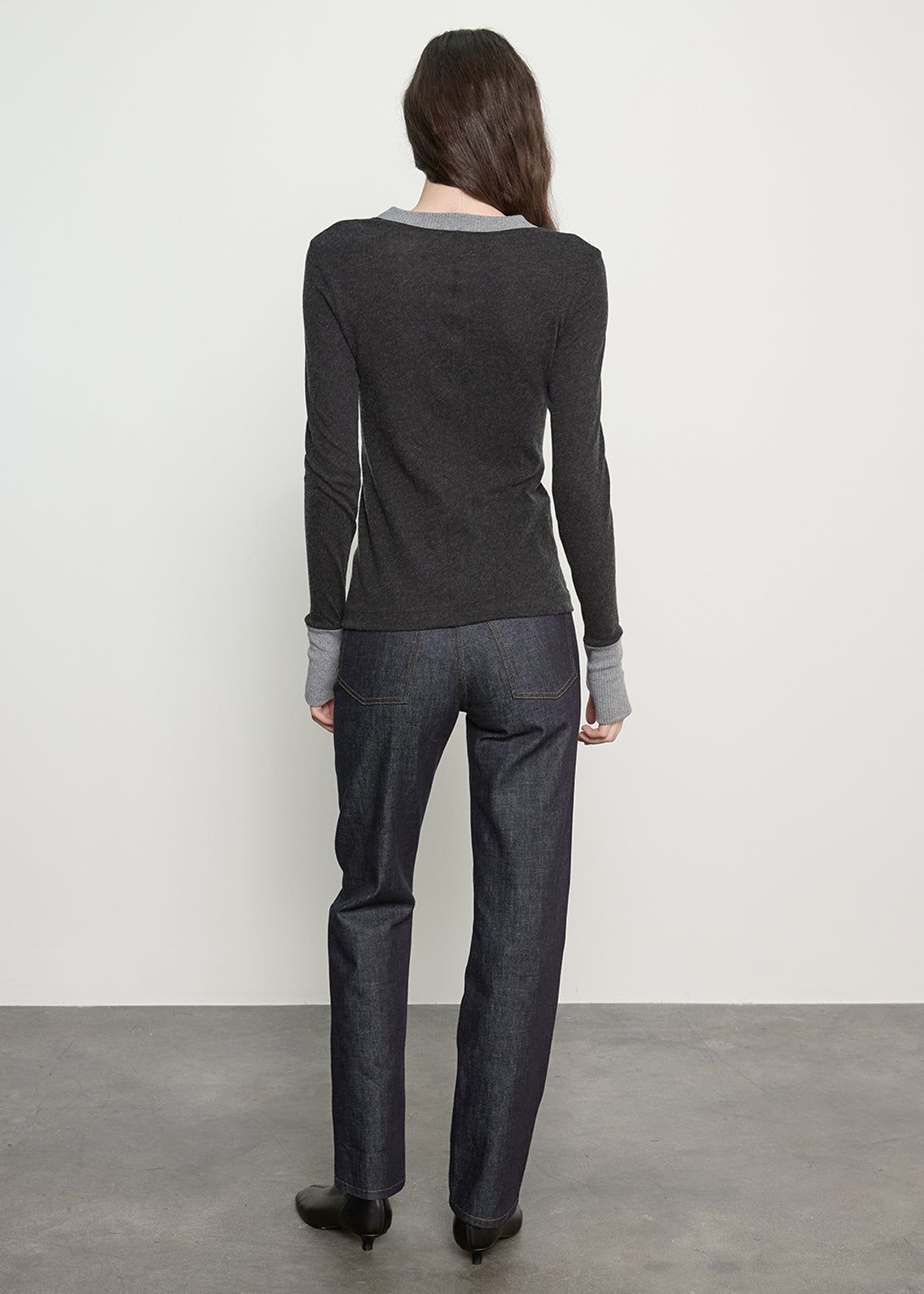Fine Cashmere Jersey Contrast Easy Cuffed Crew | Charcoal/Smoke