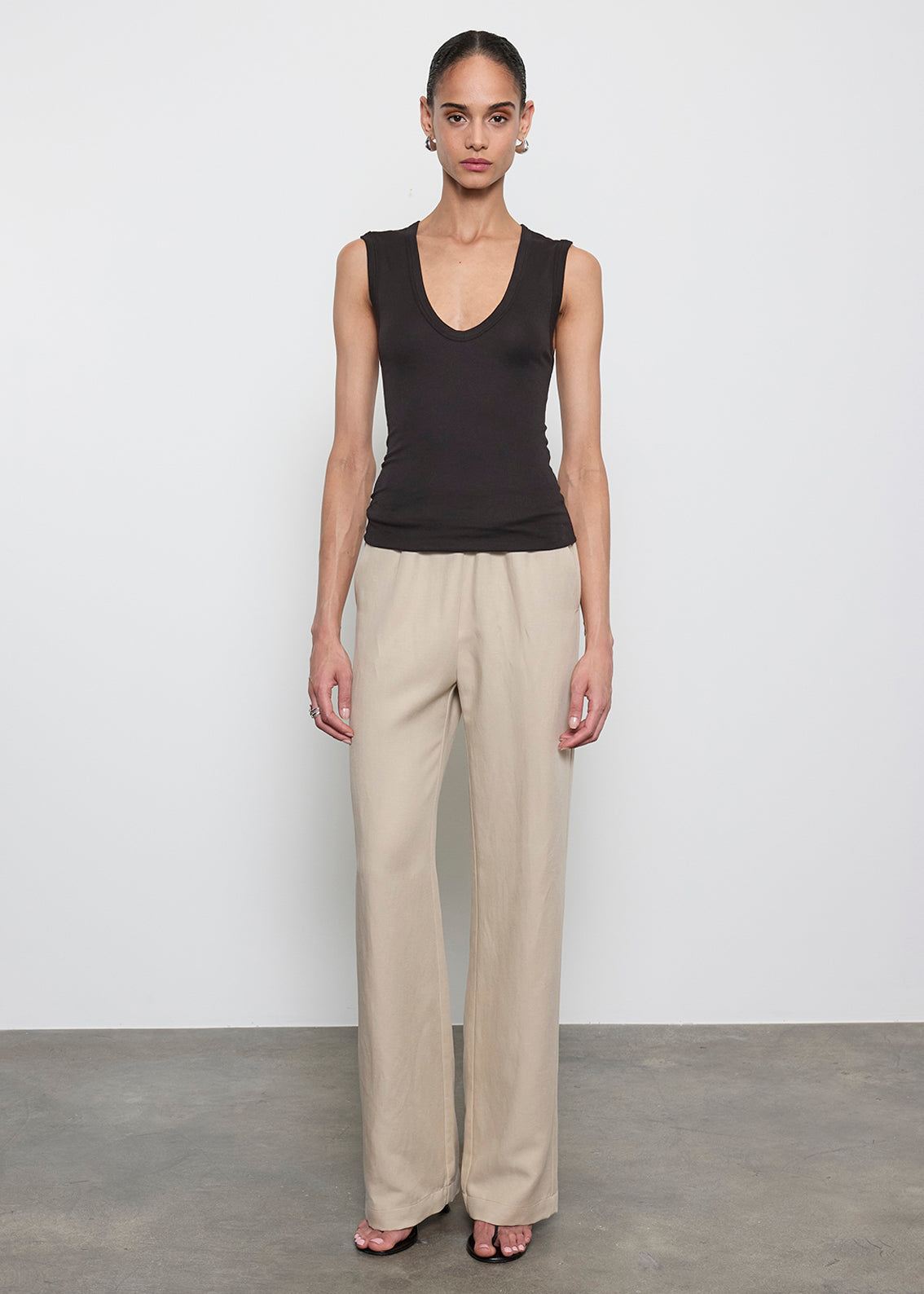 Essential Sleeveless U | Black