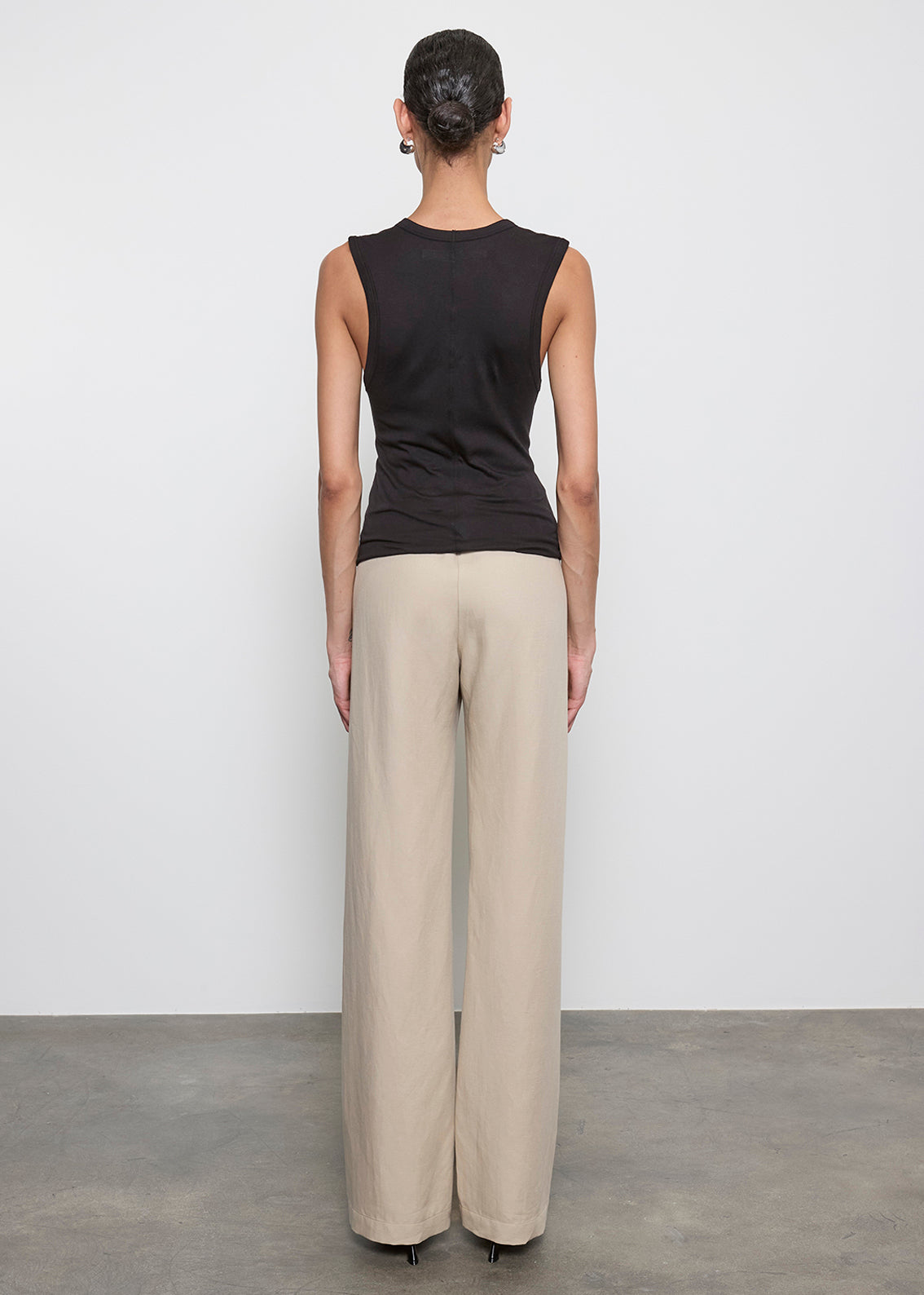 Essential Sleeveless U | Black