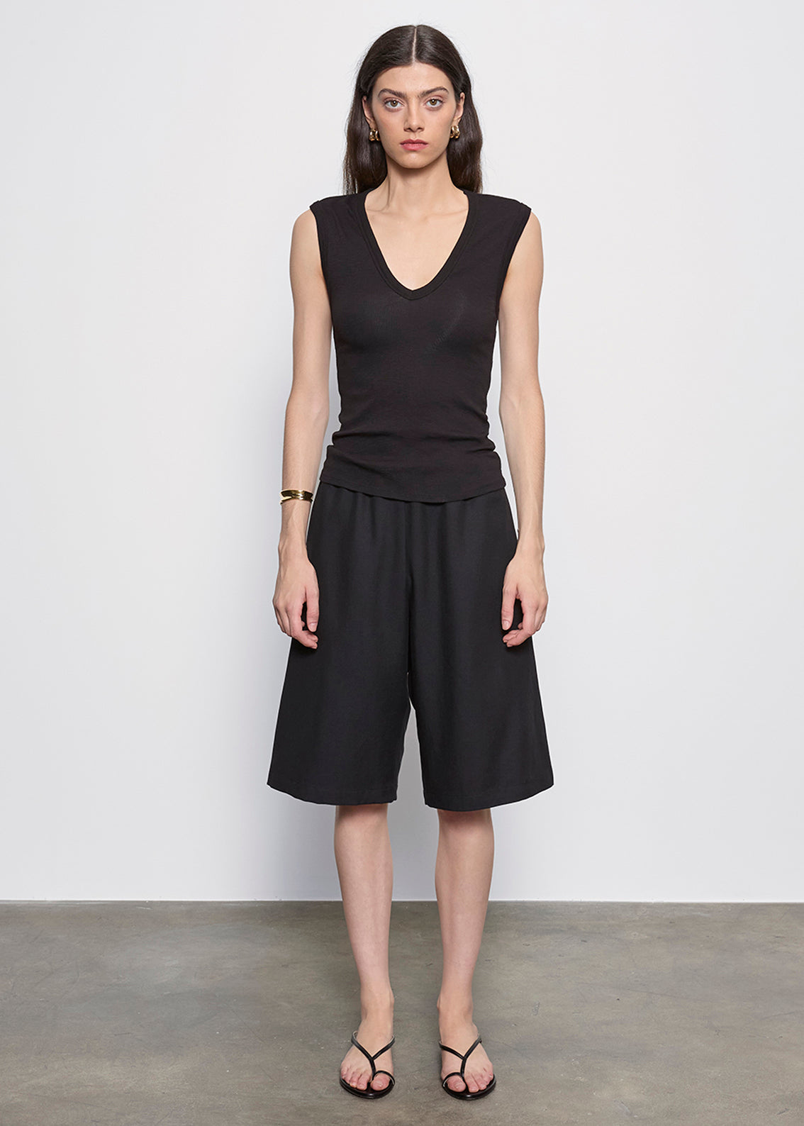 Textured Knit Sleeveless V | Black