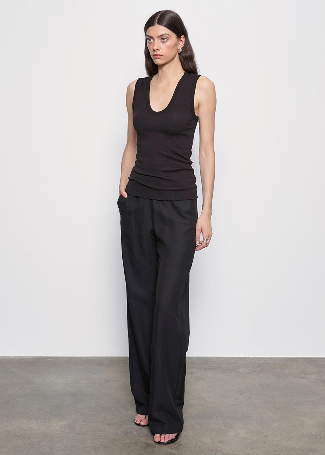 Textured Knit Sleeveless U | Black