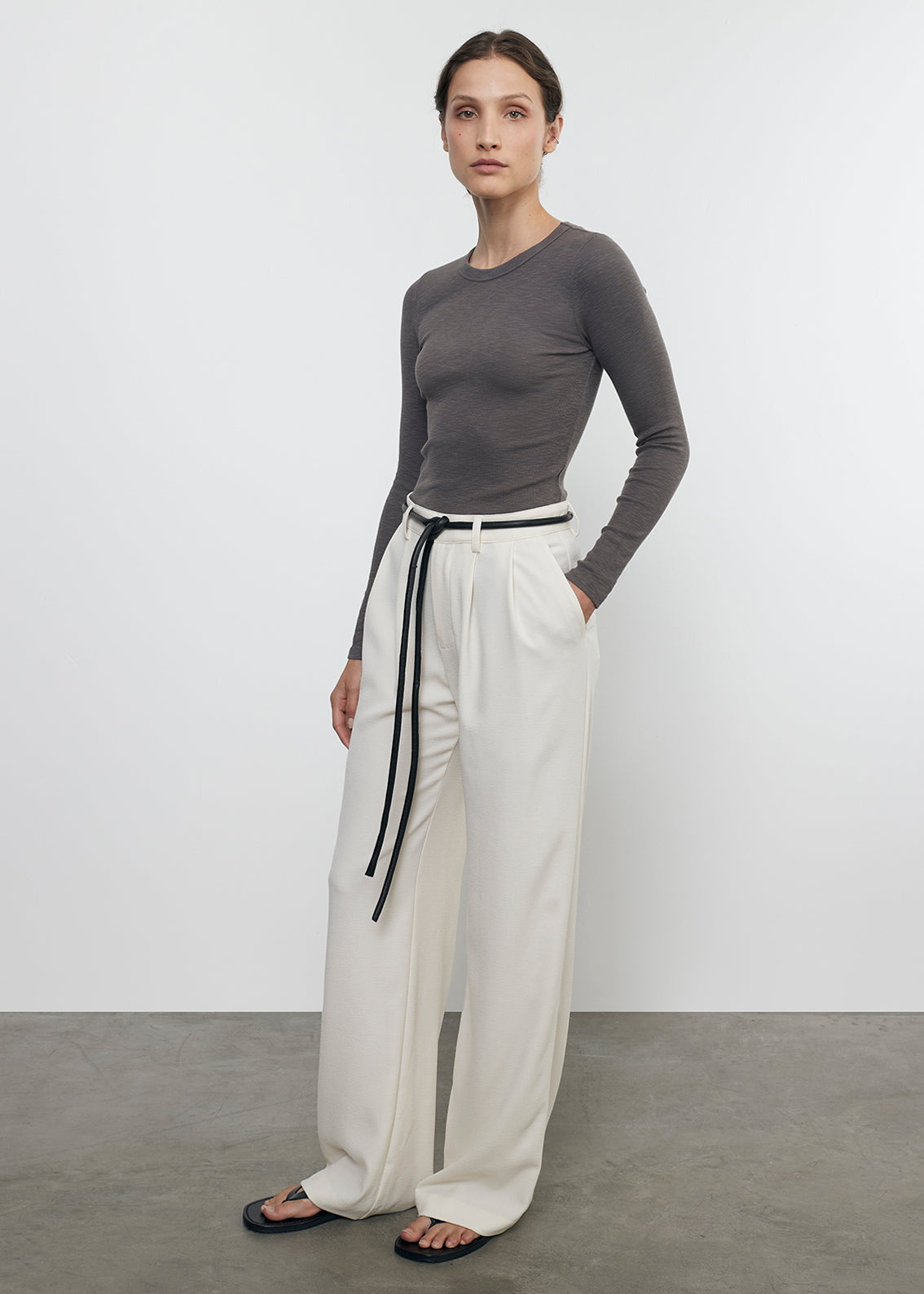 crepe mid rise trouser in cream