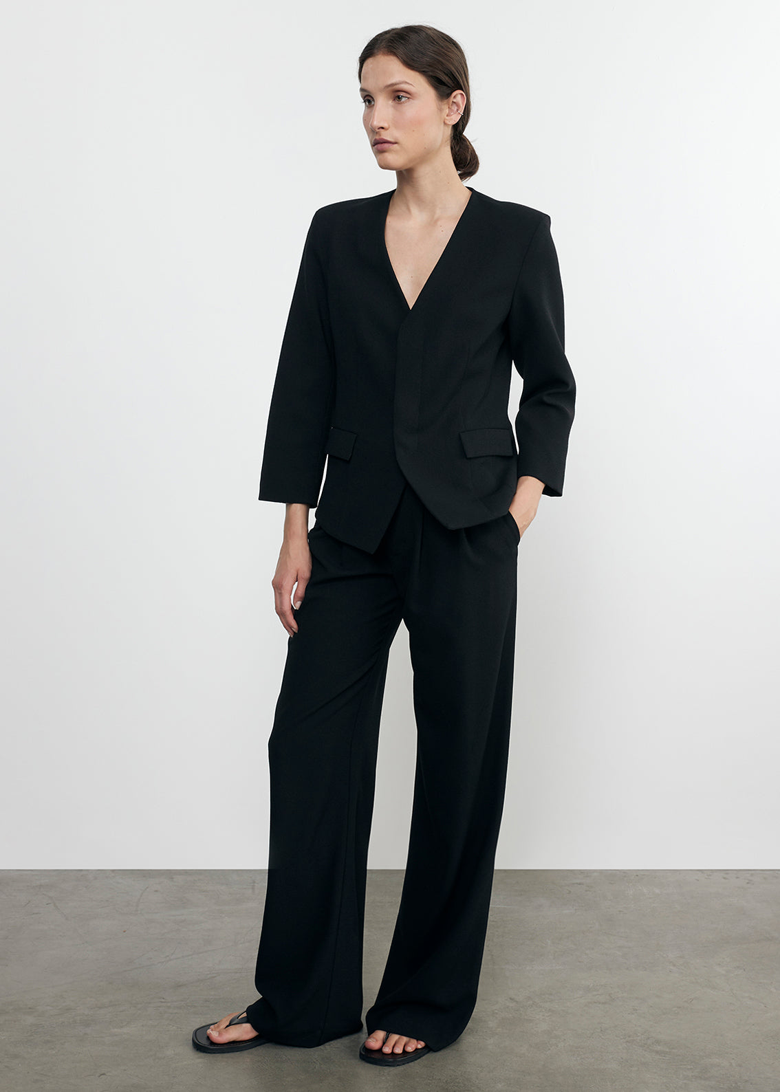 crepe mid rise trouser in black