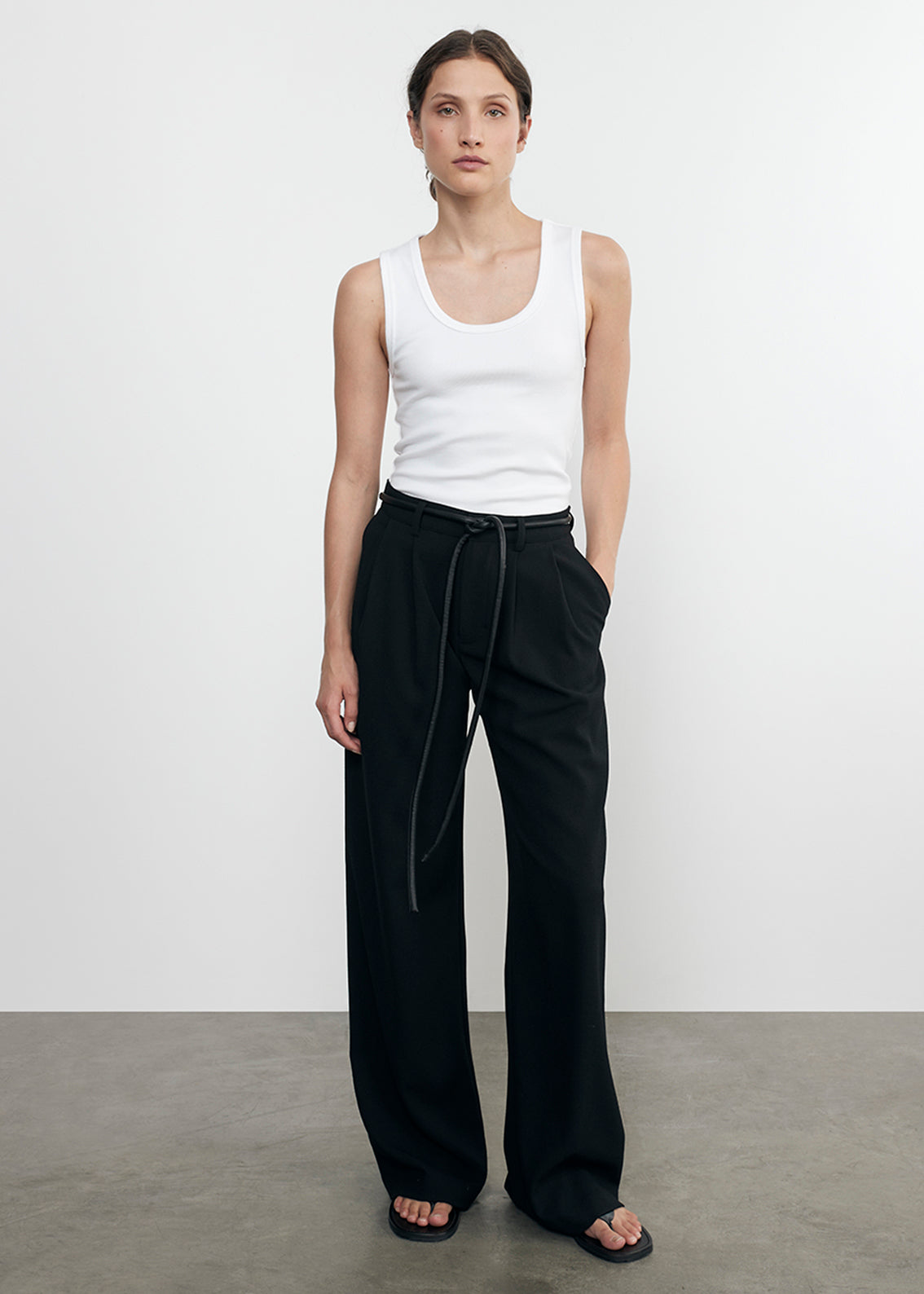 crepe mid rise trouser in black