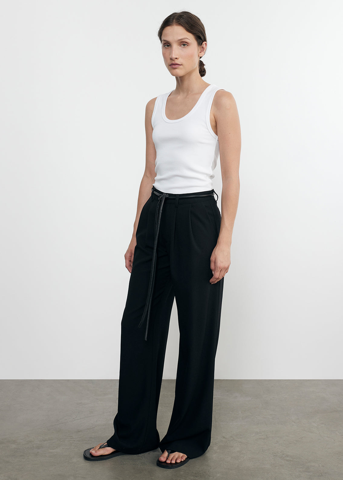 crepe mid rise trouser in black